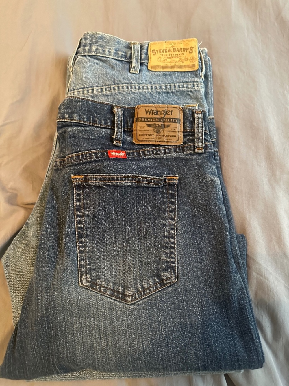 Bundle of two men’s blue jeans